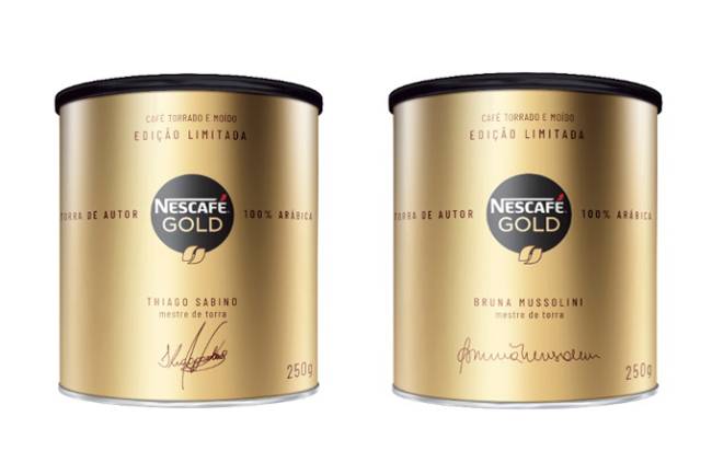 duas latas douradas com tampas pretas de Nescafé Gold edição limitada assinadas por Thiago Sabino e Bruna Mussolini