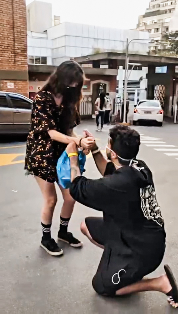 bianca-pedro-nosso-louco-amor-print-pedido-casamento.jpg Pedro ajoelhado com aliança em sua mão à frente de Bianca, que está de pé levemente arqueada para frente
