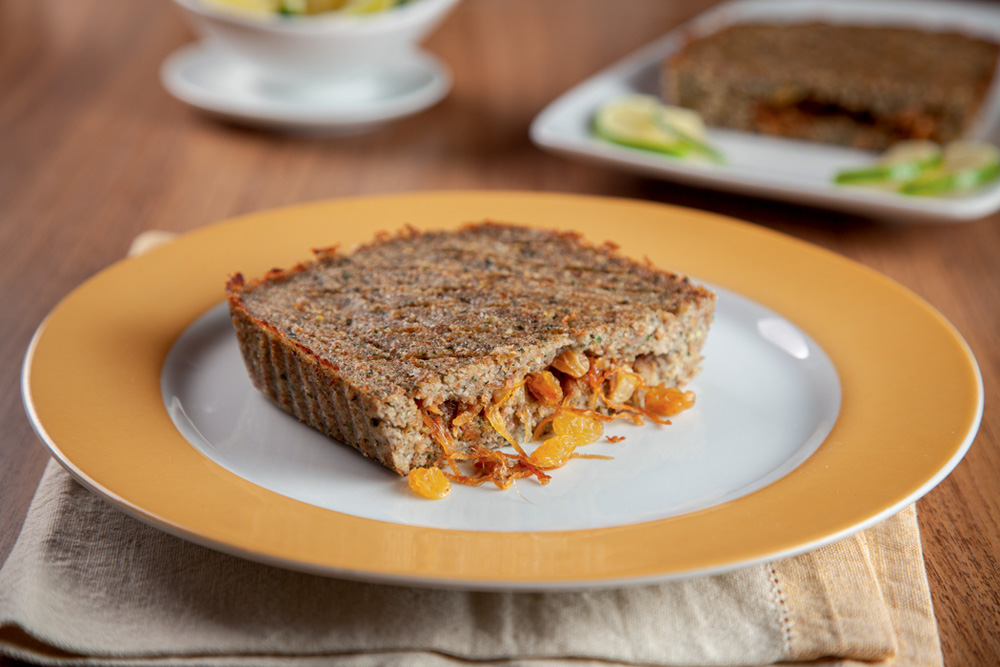 quibe de peixe com cebola_4.jpg Quibe de peixe com recheio de cebola dourada e uva-passa