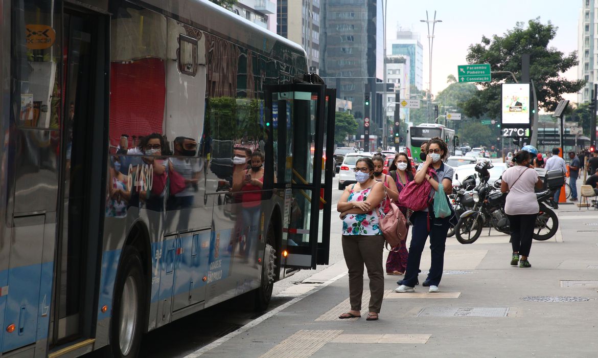 Passageiros aguardam ônibus na capital paulista