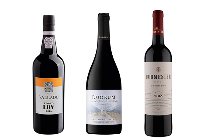 Montagem com três garrafas de vinho, uma seguida da outra