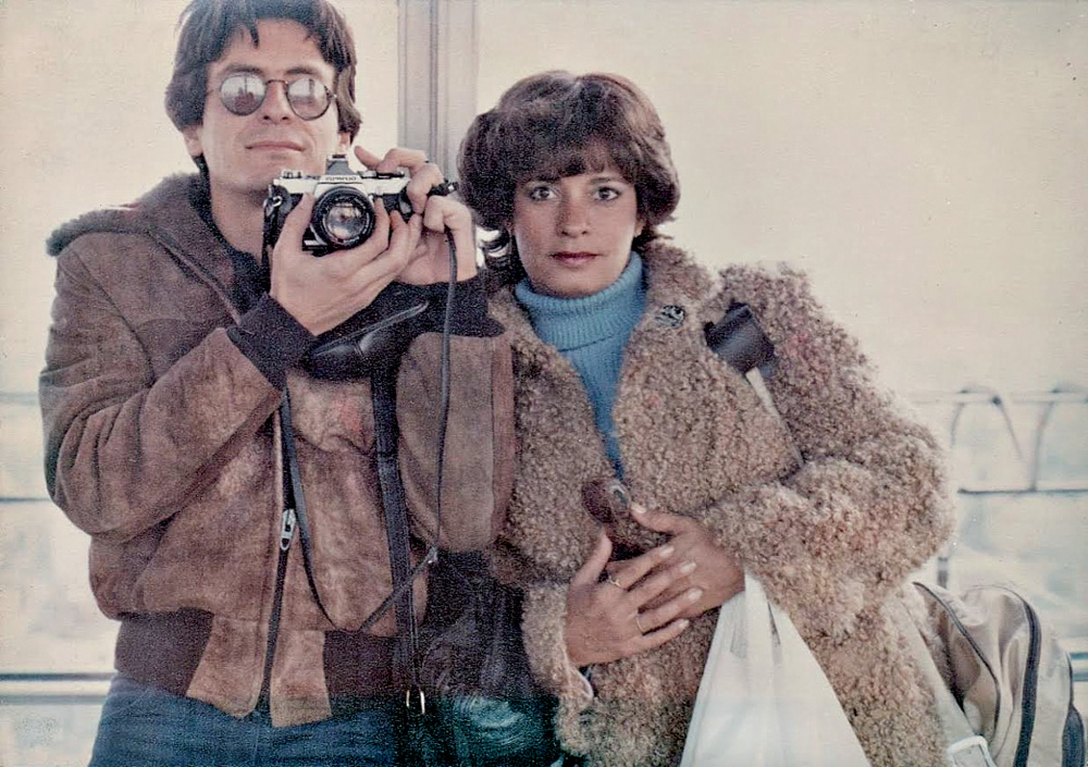 idosos-sexo-drogas-rocknroll-nosso-louco-amor-nova-york Bicôa e Léo de frente para espelho posando para a foto, que está sendo tirada por Léo com uma câmera fotográfica