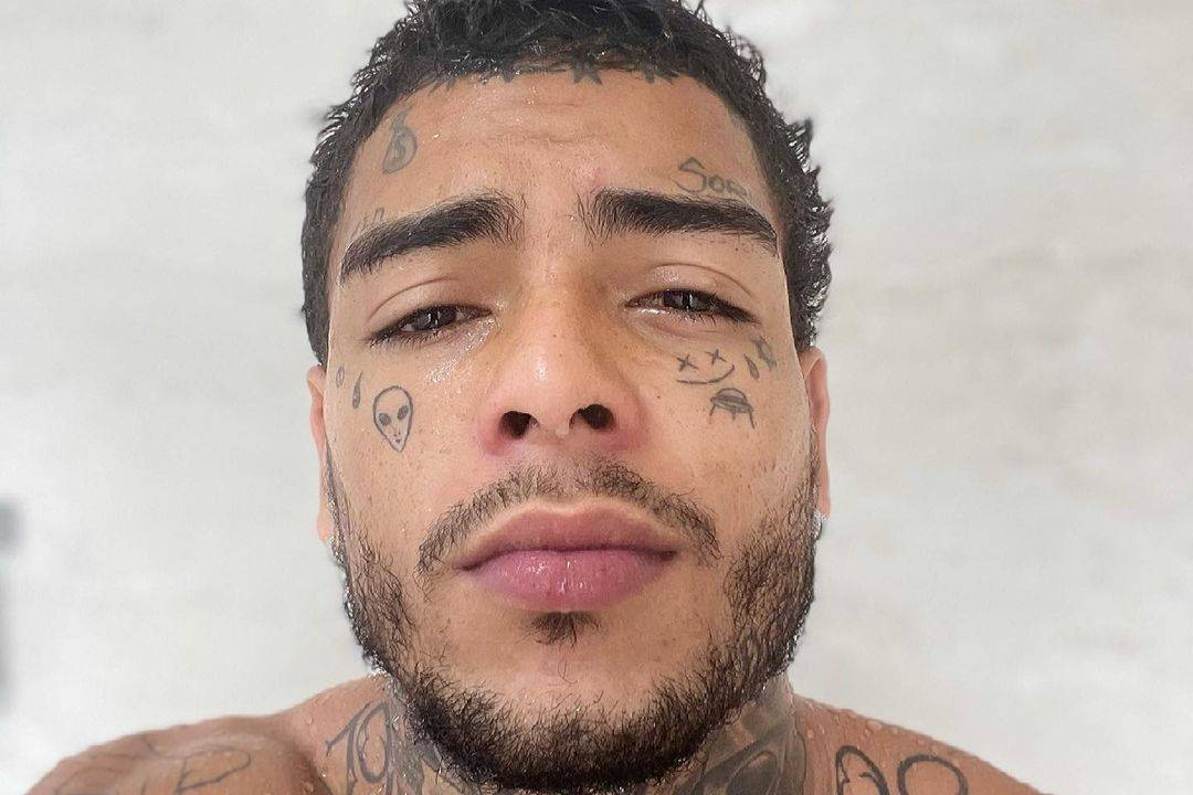 Selfie do cantor MC Kevin que aparece dos ombros para cima sem camisa.