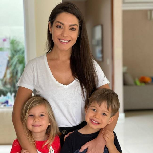 Thaís Fersoza, com os filhos, Melinda e Teodoro: homenagem de Michel Teló