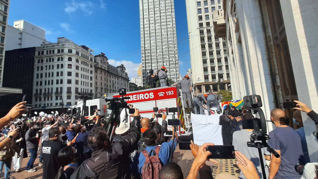 Caixão de Bruno Covas pe levado para o caminhão dos Bombeiros