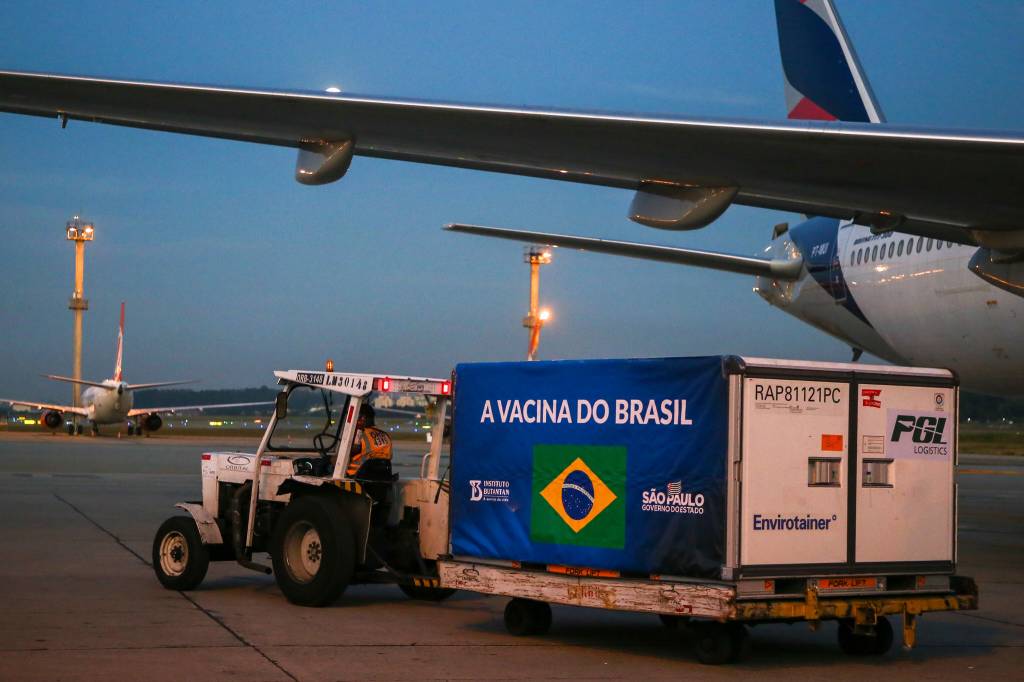 Chega em São Paulo avião com 6 mil litros de IFA para o Butantan