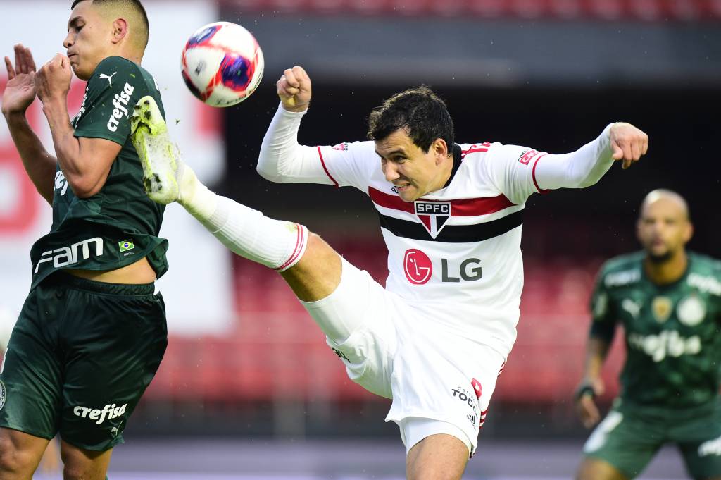 _BAT9132 A imagem mostra Pablo, na final do Paulistão, disputando uma bola no alto com um jogador do Palmeiras.
