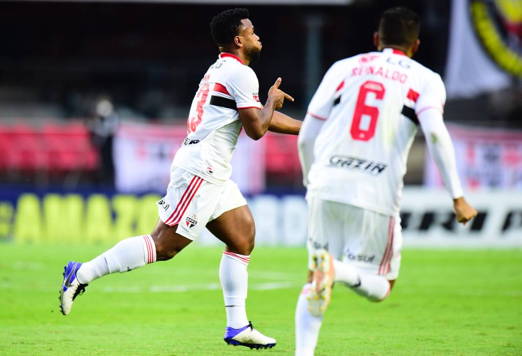 _BAT9136 A imagem mostra Luan seguido de Reinaldo comemorando gol no gramado do Morumbi.