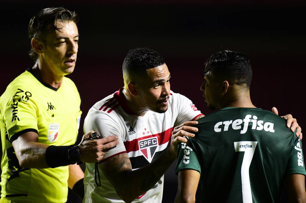 _BAT9684 A imagem mostra Luciano com as mãos no ombro de Rony e os dois estão com a expressão séria