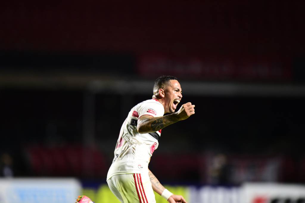 _BAT9692 A imagem mostra Luciano correndo e comemorando seu gol no Morumbi