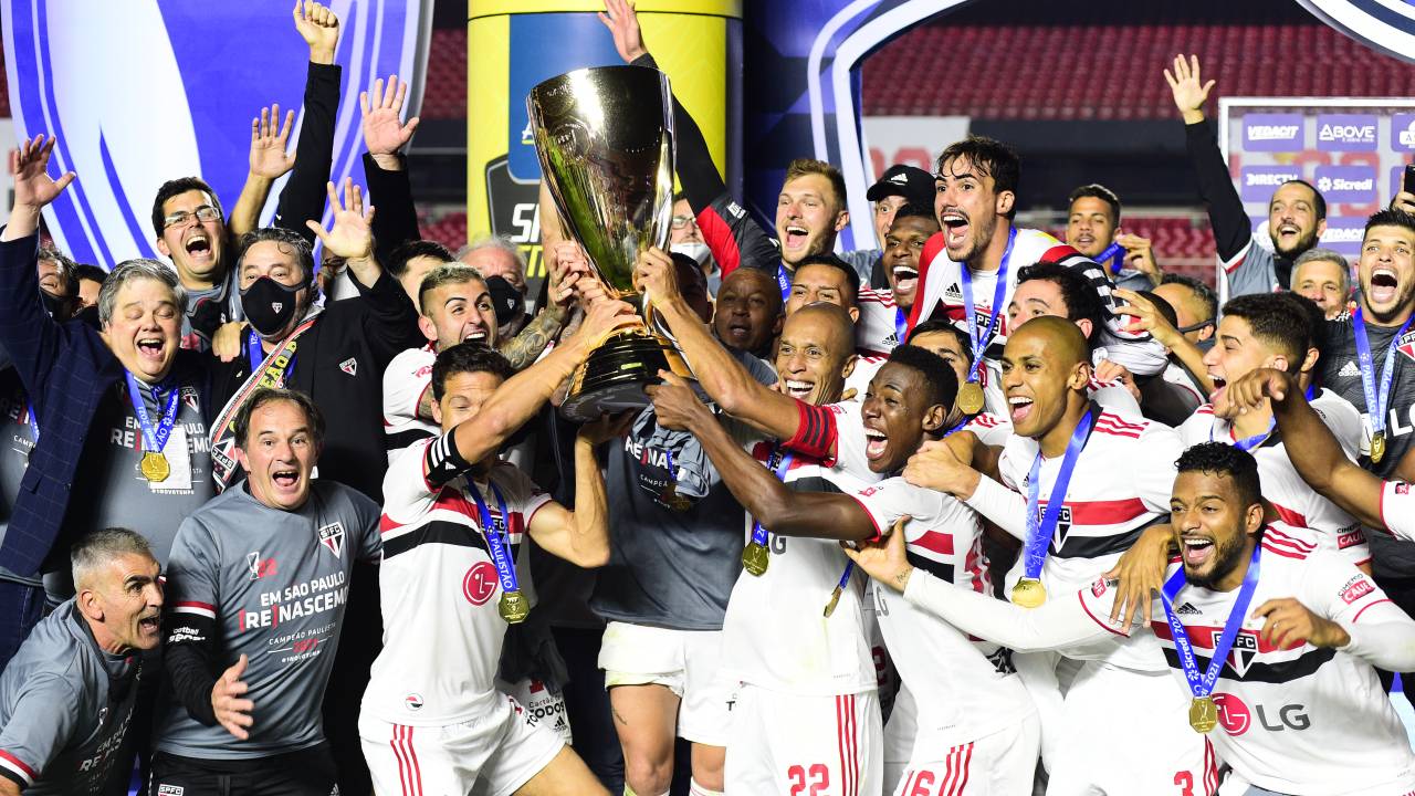 A imagem mostra Miranda junto de todo elenco do São Paulo levantando o troféu do Campeonato Paulista