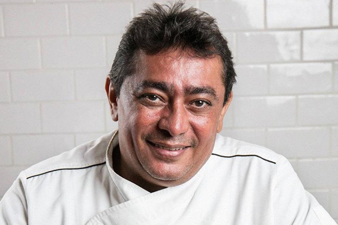 Batista faz empadinha para casa de lanches de uma marca de refrigerante