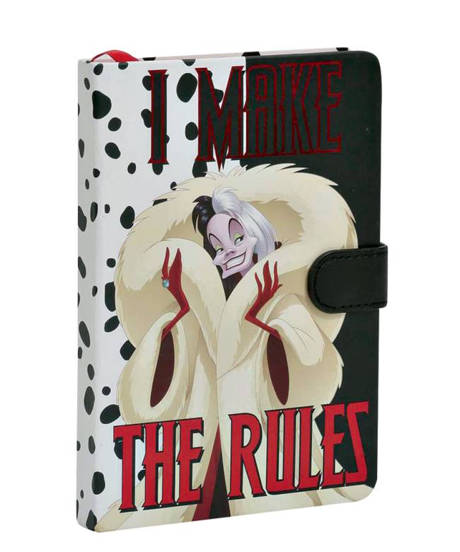 Caderno de anotações. Na estampa, desenho da personagem Cruella. Fundo é preto e branco com patinhas de cachorro. Há a frase 