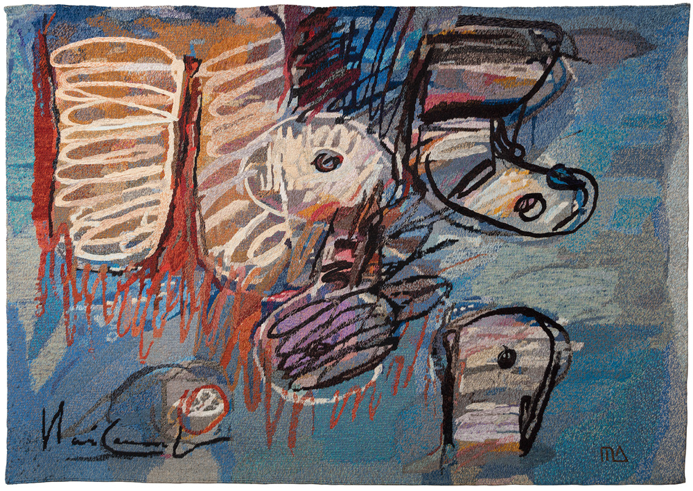 Pintura, que parece rupestre, tem rabiscos em azul, vermelho e preto. Fundo tem tons azuis