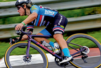 alessandra crusco pedalando em sua bicicleta