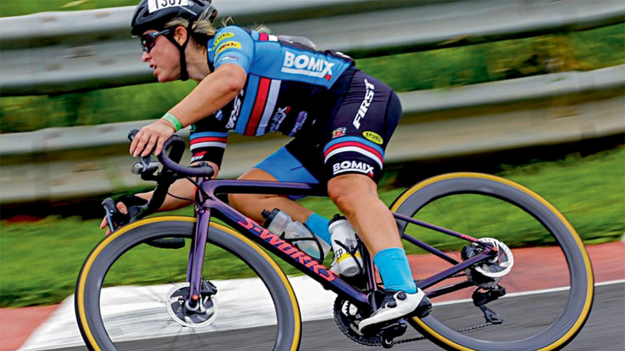 alessandra crusco pedalando em sua bicicleta