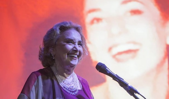 Eva Wilma sorri em frente ao microfone