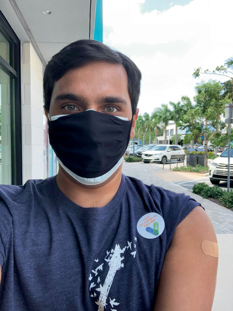 fábio-calderon-turismo-da-vacina fábio posao para a foto logo após ser vacinado. ele está usando máscara de proteção e exibe o braço esquerdo com um pequeno band-aid.