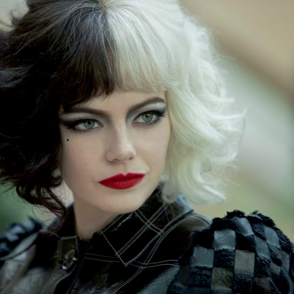 Hollywood de refilmagens.jpg Emma está com cabelo dividido meio a meio em preto e branco, em uma imagem focada no seu rosto