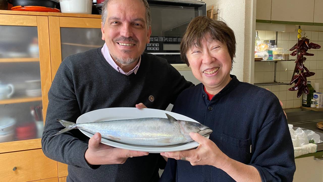 Arnaldo Lorençato e Mari Hirata com um peixe cavalinha nas mãos