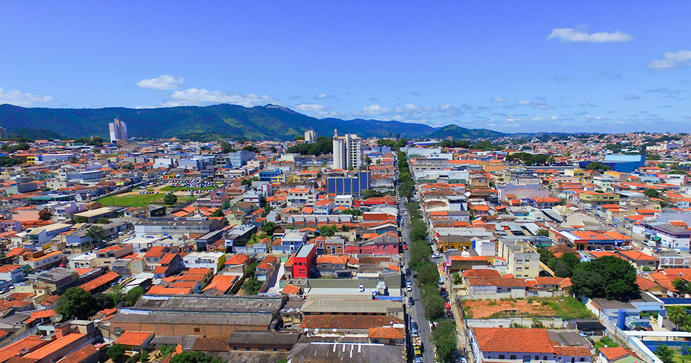 A imagem mostra a cidade de Atibaia