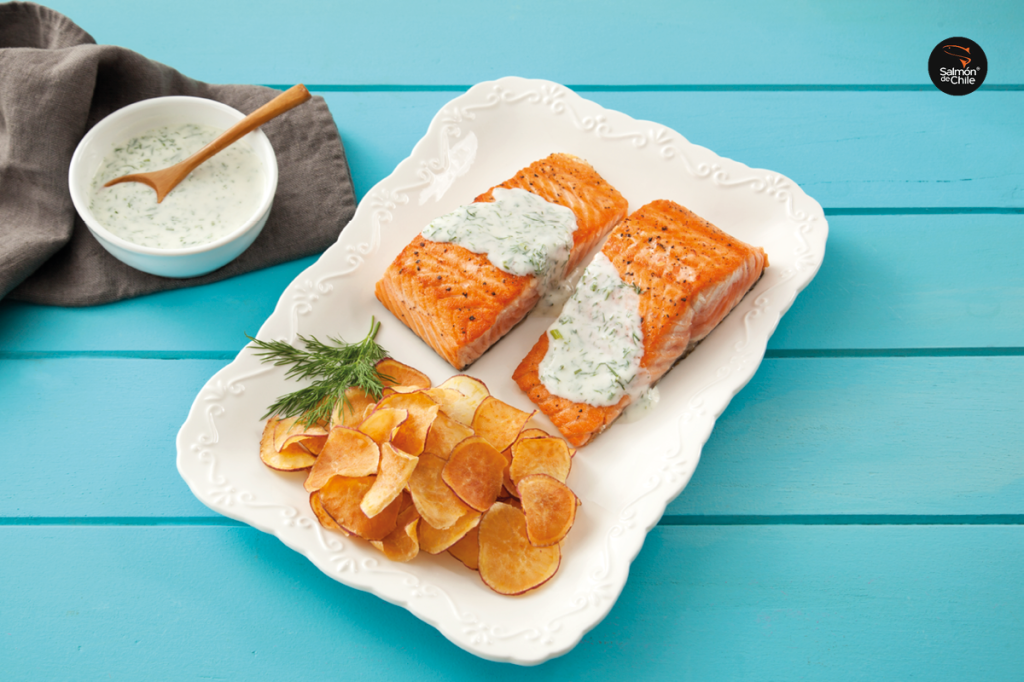 Imagens_Salmon-de-Chile_Maio2 Salmão com chips de batata doce e molho cremoso de coentro