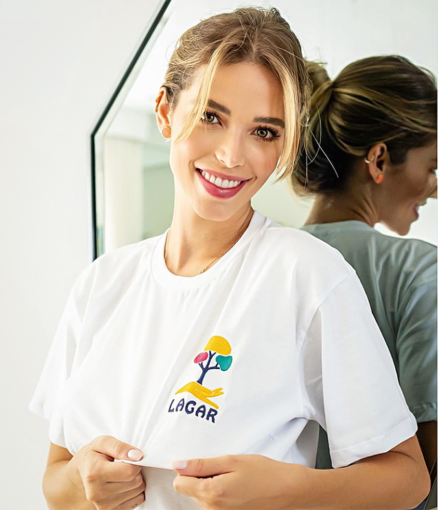madrastas-carolina-leite-esposa-kaká.jpg Carolina Dias Leite posando para a foto destacando com as mãos sua camisa