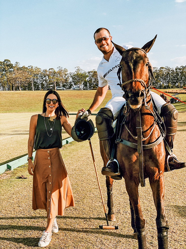 Processed with VSCO with j2 preset Na imagem, Napoli está em cima de um cavalo de mãos dadas com Luara, que está de pé ao lado do animal. Com um dia ensolarado, ambos estão de óculos escuros.
