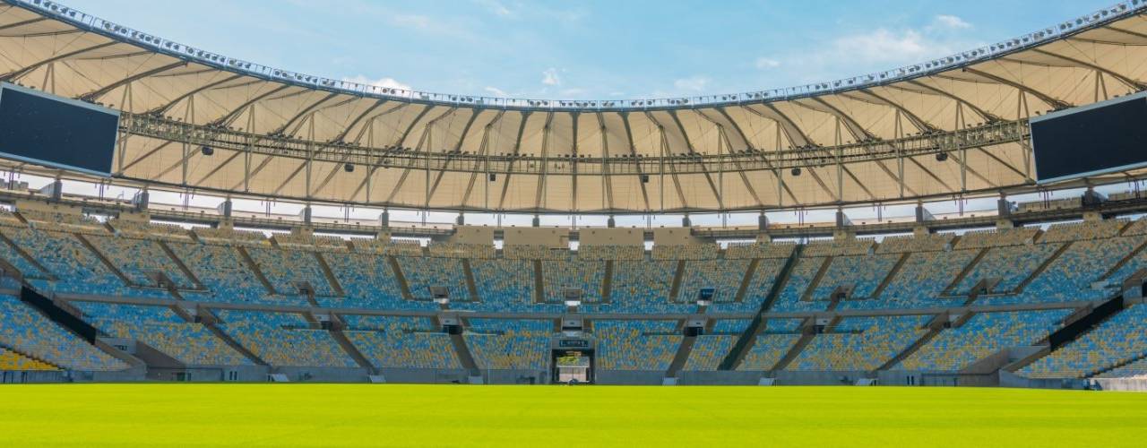 A imagem mostra a arquibancada do Maracanã vazia