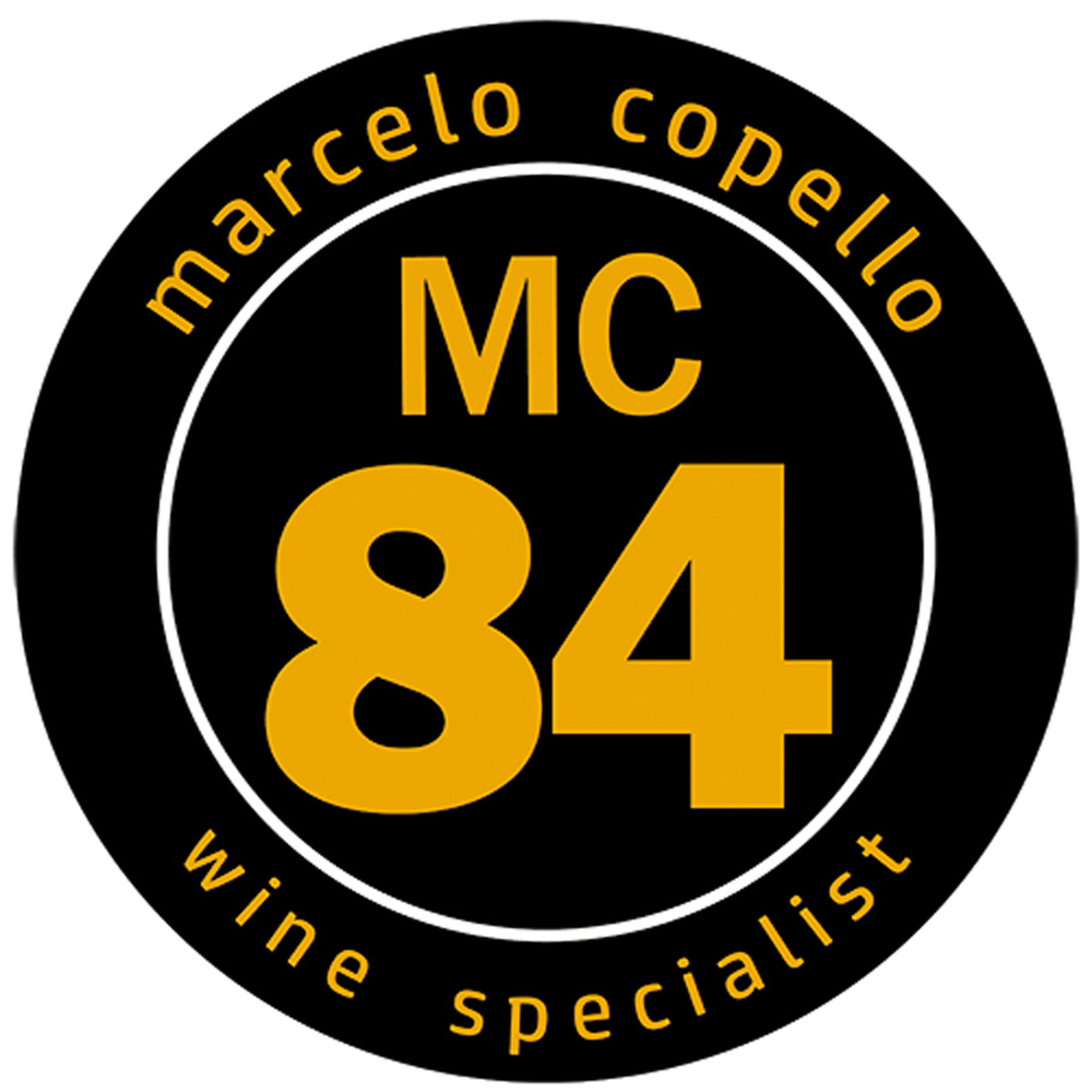 NOVO SELO DO COPELLO Selo do Marcelo Copello. Círculo preto com escritas na cor amarela. Contém escrito: Marcelo Copello, MC, 84, Wine Specialist