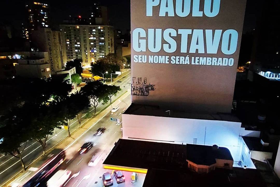 A imagem mostra um prédio no Centro de São Paulo com o nome de Paulo Gustavo projetado nele além da frase "seu nome será lembrado"