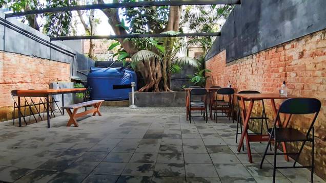 O novo ambiente: nos fundos do bar O novo ambiente: nos fundos do bar