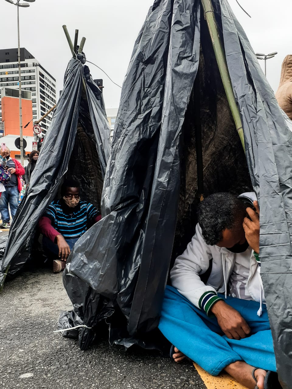 mtst Imagem mostra manifestantes em barracos montados na Avenida Professor Francisco Morato durante protesto
