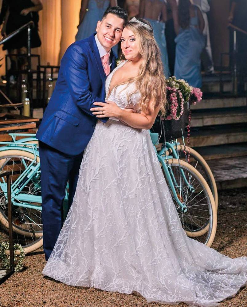 nosso-louco-amor-erika-orlando-doença-casamento orlando e erika vestidos para o casamento posando para a foto se abraçando