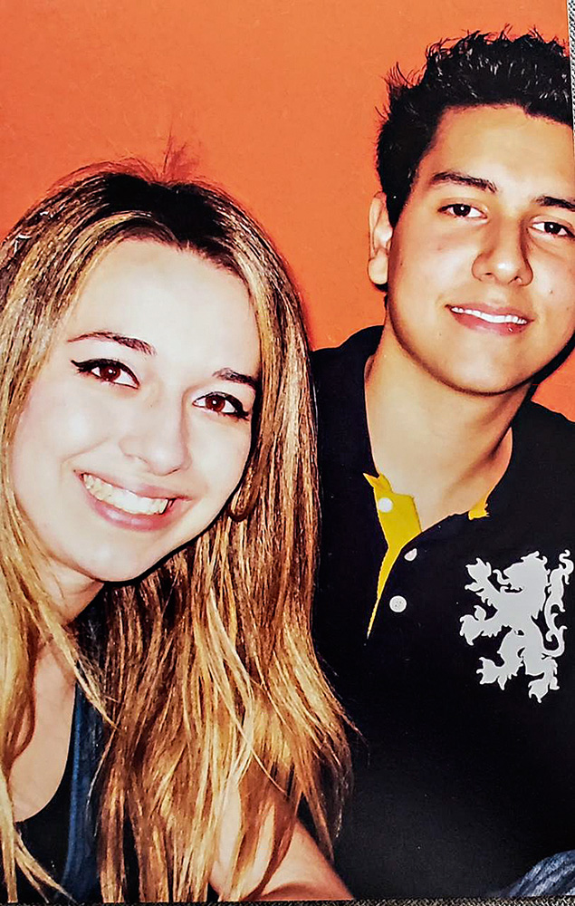 nosso-louco-amor-erika-orlando-doença-jovens orlando e erika vestidos para o casamento posando para a foto se abraçando
