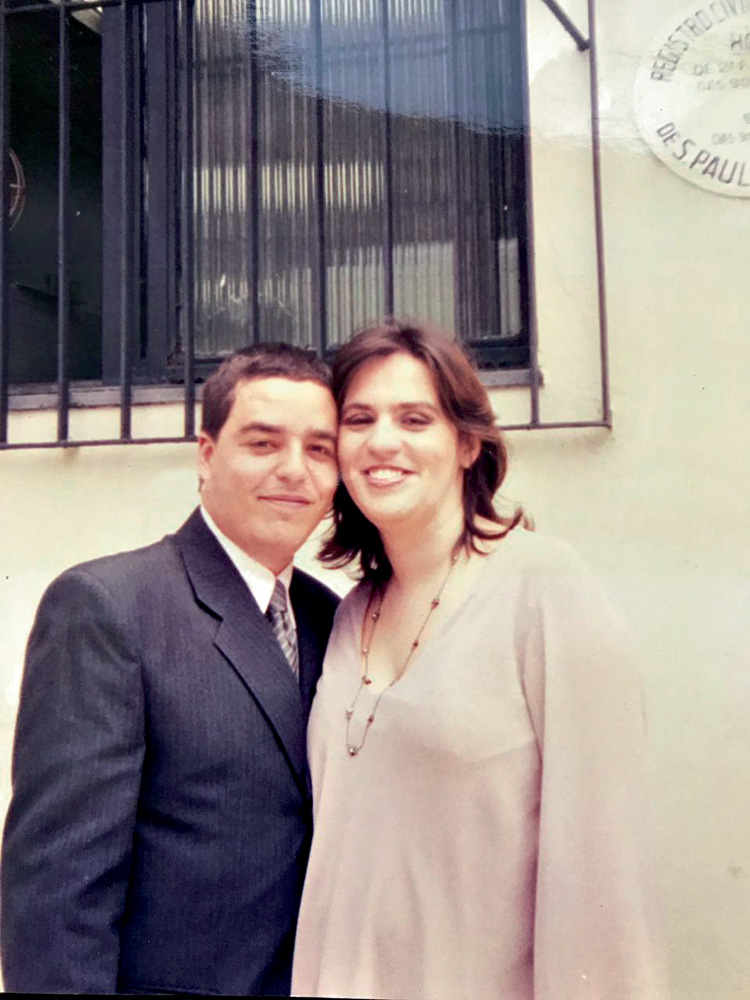 nosso-louco-amor-tentativa-homicídio-casamento luciano e adriana sorriem para a foto, com roupas sociais, na ocasião do seu casamento no civil