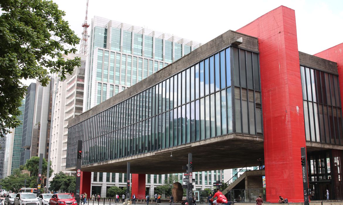 Foto mostra o MASP de lado, pegando um pouco da Avenida Paulista