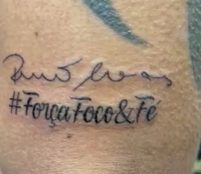tatuagem bruno covas Imagem mostra tatuagem em braço direito de Fernando, que mostra a assinatura do prefeito Bruno Covas e o lema de campanha do tucano