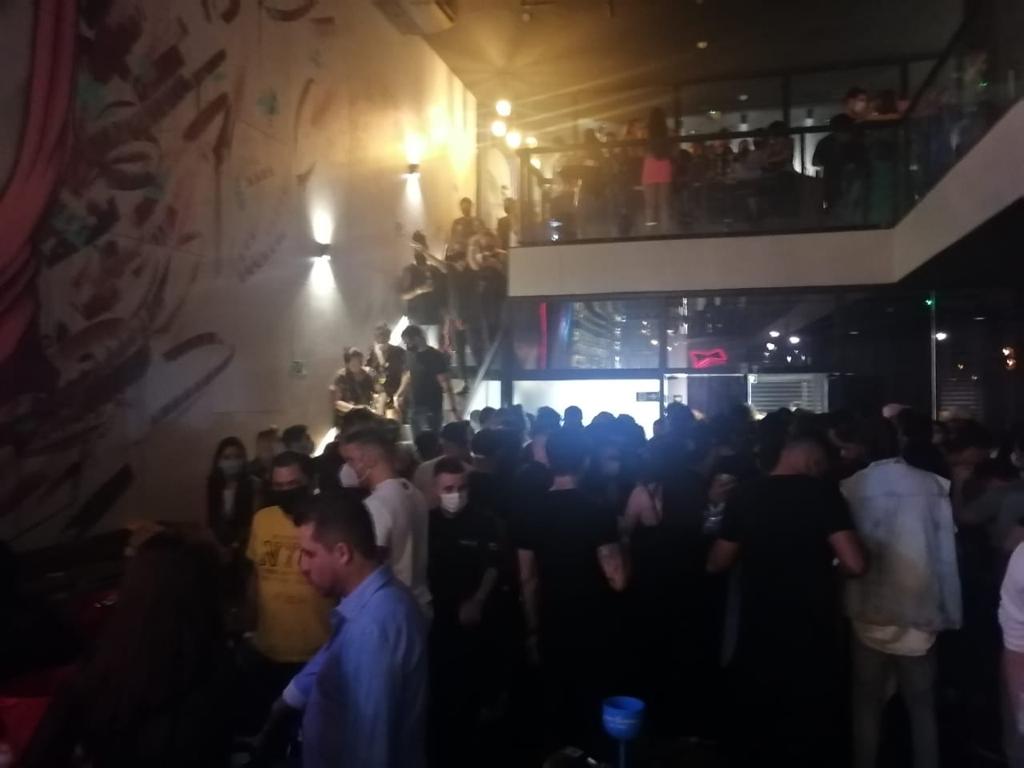 festa clandestina Imagem mostra dois andares de balada lotados de pessoas que, na grande maioria, não usam máscaras