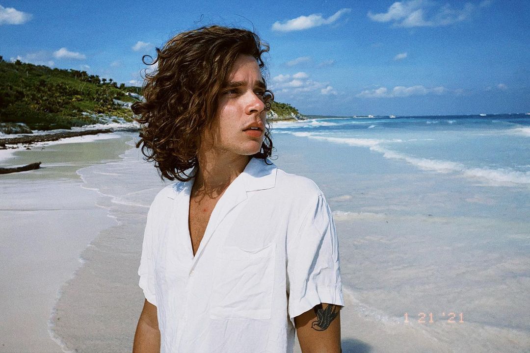 joão figueiredo em praia olhando para o horizonte