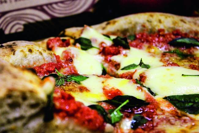 Speranza Moema – margherita Pizza margherita aproximada: molho de tomate, muçarela e manjericão.