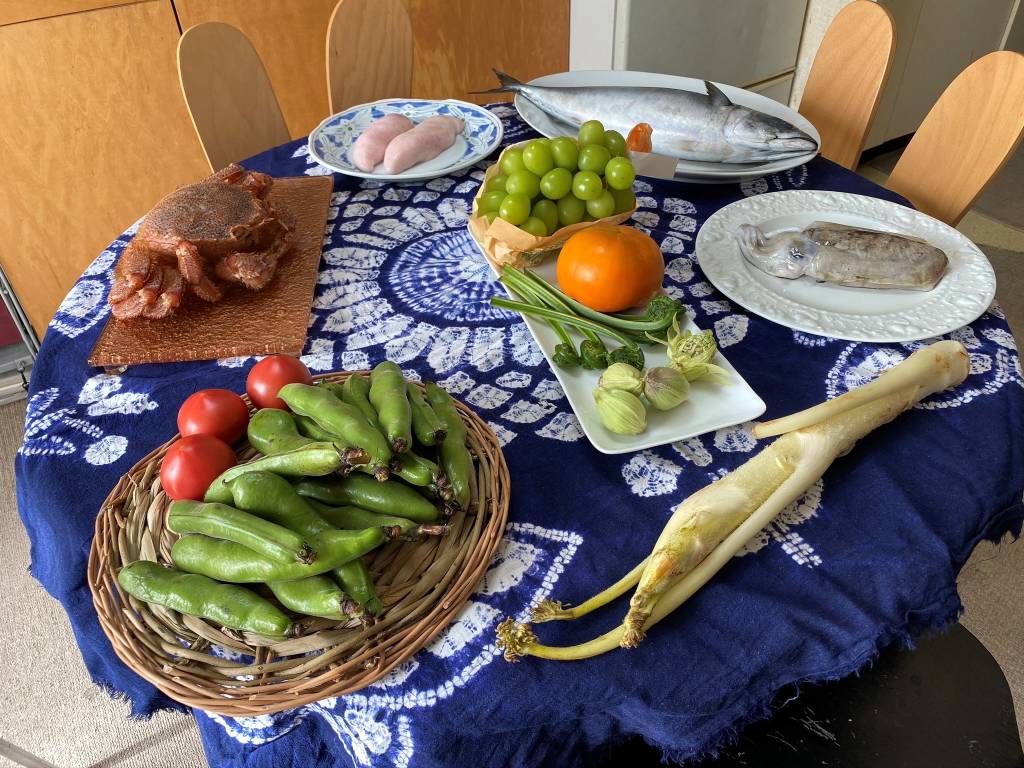 Mari-Hirata-a-cozinheira-que-traduziu-Japão-mesa-com-os-ingredientes Mesa com pescados e vegetais in natura comprados no mercado Tsukiji