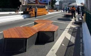minhocao Banco de madeira na parte superior do Minhocão e pessoas caminhando no elevado