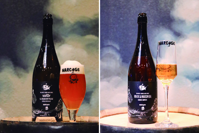 Imagem unidas verticalmente por linha branca. À esquerda garrafa de cerveja com copo cheio de cerveja com espuma ao lado direito. À direita, Garrafa da cerveja Vin de la Maison com uma taça tipo de champagne com a bebida à direita.