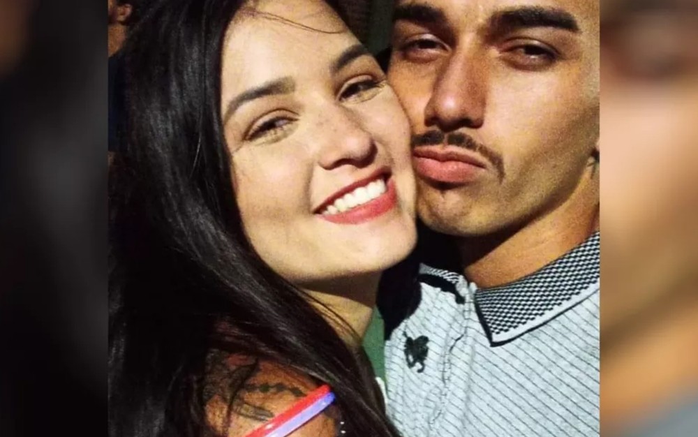 nicole e adailton sorrindo para a foto