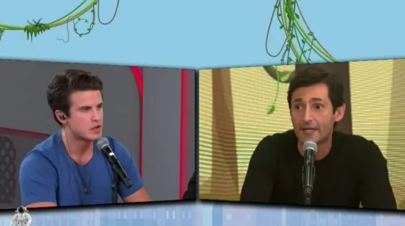 Uma montagem tem dois quadros. Em um deles, um jovem de camisa azul em frente a um microfone e, do outro, um homem de camisa preta em frente a um microfone