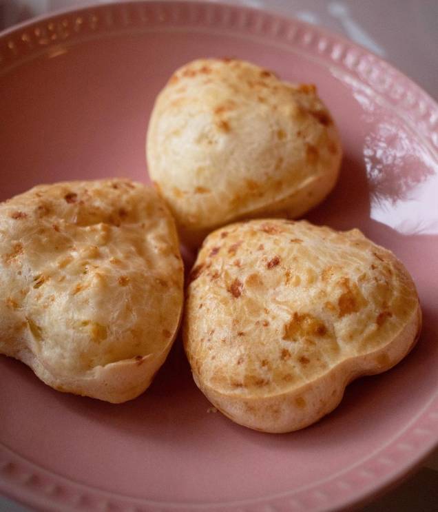 Pão de queijo: com queijo Serra da Canastra em formato de coração Pão de queijo: com queijo Serra da Canastra em formato de coração