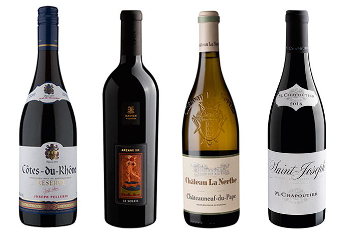 Montagem com a imagem de quatro garrafas de vinhos franceses.