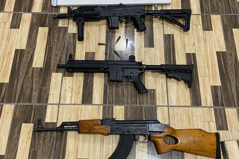 Imagem mostra três fuzis apreendidos pela polícia