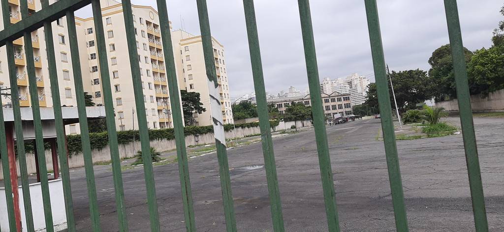 Feira na Mooca Terreno na Mooca cercado com grade
